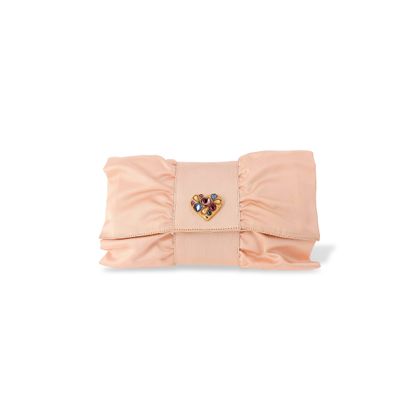 pochette rose ornée d'une boucle en forme de cœur sur le devant