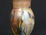 un vase posé sur une surface noire