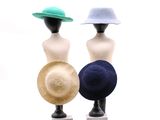 trois chapeaux posés sur une tête de mannequin