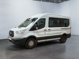 une camionnette blanche garée à l'intérieur d'un bâtiment