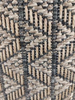un gros plan d'un panier tressé posé sur une table