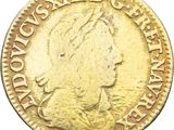 une pièce d'or ornée d'une tête de femme