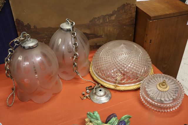 Deux lanternes et lustre avec vasque en cristal et bronze, plafon...