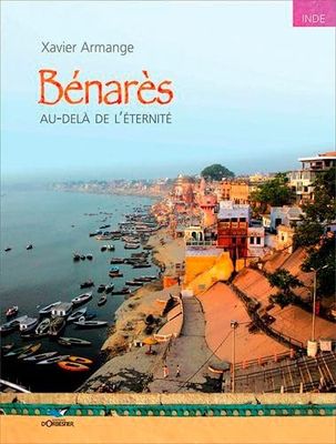 une image représentant un livre sur lequel figure une illustration de bateaux sur l'eau