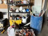 une pièce remplie d'une multitude d'objets et d'outils de toutes sortes