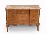 une commode ancienne avec un plateau en marbre sur fond blanc