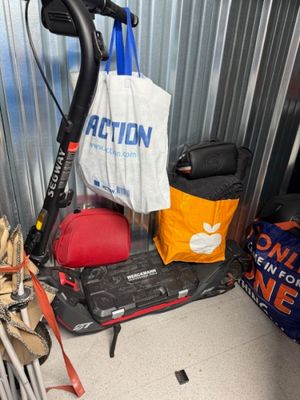 un scooter avec un sac à l'arrière