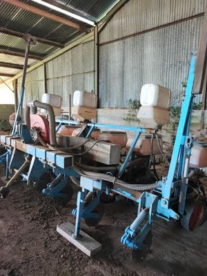 une machine qui se trouve à l'intérieur d'un bâtiment