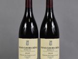 deux bouteilles de vin posées l'une à côté de l'autre sur une table