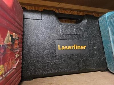 un boîtier noir sur lequel est posée une imprimante laser