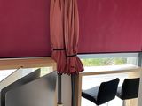 deux chaises et une table dans une pièce avec un rideau rouge