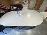 une table blanche avec des chaises et une tasse de café posée dessus