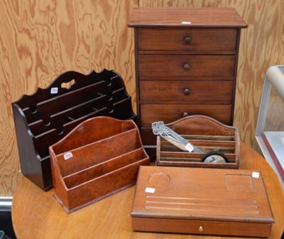 trois boîtes en bois posées sur une table surmontée d'un tiroir