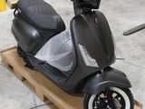 une trottinette posée sur un carton