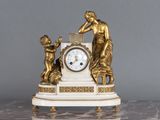 une statue représentant une femme et deux enfants, avec une horloge