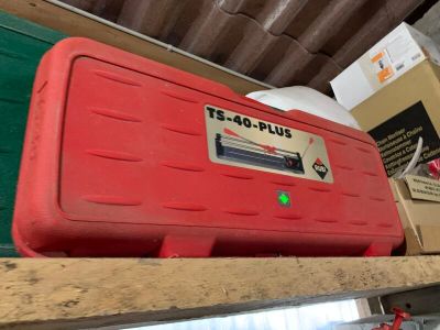 une boîte rouge posée sur une étagère dans un garage
