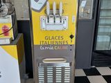 une machine qui se trouve au milieu de la pièce