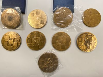 Lot de 14 Médailles "Calendrier" Années : 1972-1976-1977-197…