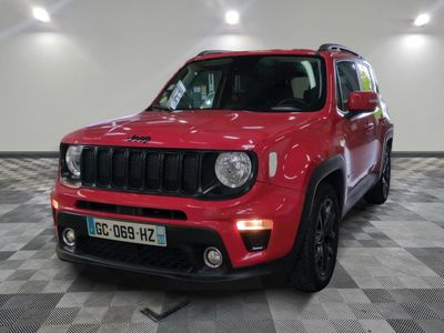 La jeep rouge est garée dans une pièce dont le sol est en damier.