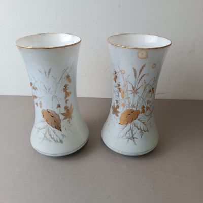 Paire de vases d'autel en opaline blanche à écor de feuillag…