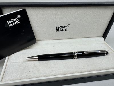 a pen that is sitting in a box on a table