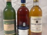 trois bouteilles de vin posées l'une à côté de l'autre sur une table