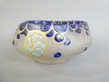 un bol blanc orné de motifs bleus et dorés