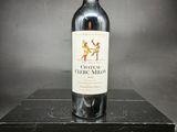 une bouteille de vin posée sur une boîte noire