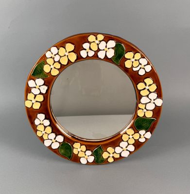 une photo d'une photo d'un miroir orné de fleurs