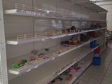 de nombreuses étagères vides dans un magasin où se trouvent des articles
