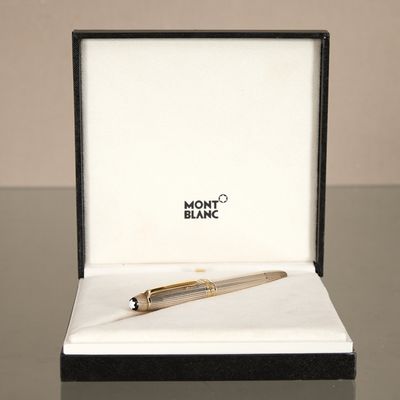 le stylo se trouve dans la boîte posée sur la table, à côté de la boîte