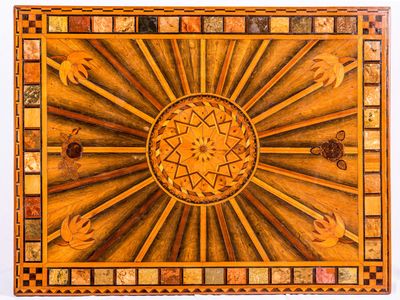 l'image d'une boîte en bois ornée d'un motif décoratif