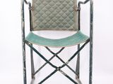 une chaise verte avec une assise matelassée sur fond blanc