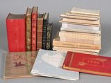 plusieurs livres sont empilés sur une table