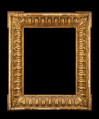 un cadre doré ancien orné d'un motif décoratif sur fond noir