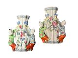 deux vases placés l'un à côté de l'autre