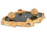 un plateau en marbre noir orné de motifs dorés