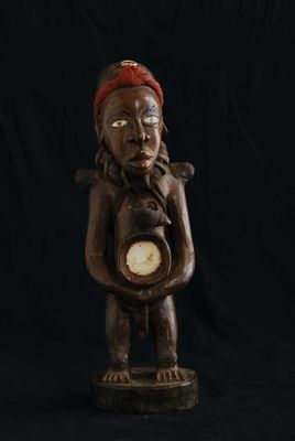 un gros plan sur la statue d'une personne tenant une horloge
