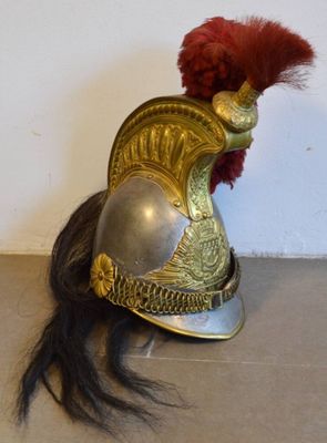 un casque orné d'une crête rouge sur le dessus