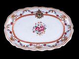 une assiette ornée d'un motif floral sur fond noir