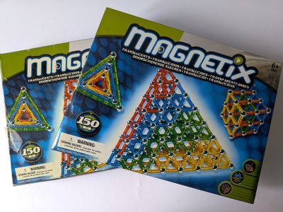 deux livres de magnaix sont posés sur une surface blanche