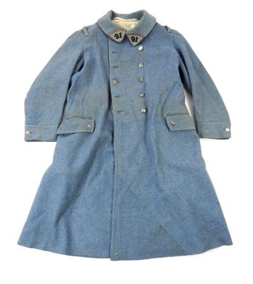 une image représentant un manteau bleu avec des boutons au col