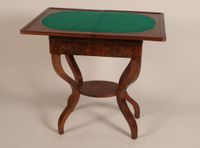 Table à jeux en acajou et placage d'acajou, piétement galbé …