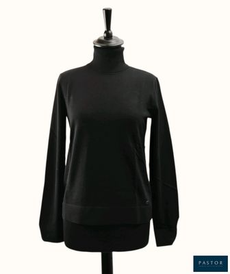 un pull noir pour femme sur un mannequin