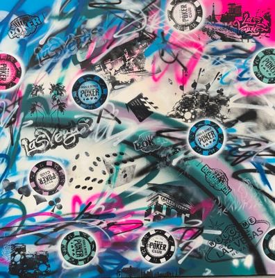 une photo d'un mur recouvert de graffitis et d'autocollants