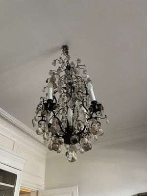 un lustre suspendu au plafond de la cuisine