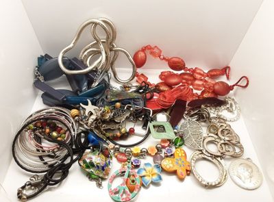 une boîte blanche remplie d'une multitude de bijoux variés