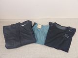 un pantalon noir et bleu posé sur un canapé