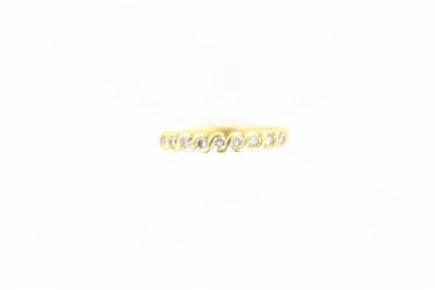 gros plan d'une bague en or avec des diamants sur fond blanc