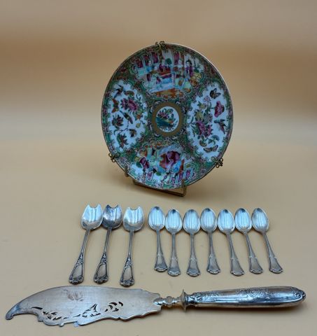 Assiette Canton début XXe, couteau à glace manche argent fourré, 